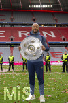 16.05.2026, Fussball Bundesliga 2025/2026, 34.Spieltag, FC Bayern München - 1.FC Köln, in der Allianz-Arena München, Nach dem Spiel die Siegerehrung für den Deutschen Meister Bayern München, Trainer Vincent Kompany (FC Bayern München) präsentiert die Schale den Fotografen. 