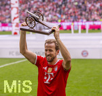16.05.2026, Fussball Bundesliga 2025/2026, 34.Spieltag, FC Bayern München - 1.FC Köln, in der Allianz-Arena München, Nach dem Spiel die Siegerehrung für den Deutschen Meister Bayern München, Harry Kane (FC Bayern München) bekommt die Torjägerkanone vom Kicker für die meisten erzielten Tore in der Saison.