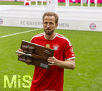 16.05.2026, Fussball Bundesliga 2025/2026, 34.Spieltag, FC Bayern München - 1.FC Köln, in der Allianz-Arena München, Nach dem Spiel die Siegerehrung für den Deutschen Meister Bayern München, Harry Kane (FC Bayern München) bekommt die Torjägerkanone vom Kicker für die meisten erzielten Tore in der Saison.