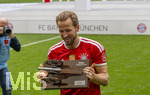16.05.2026, Fussball Bundesliga 2025/2026, 34.Spieltag, FC Bayern München - 1.FC Köln, in der Allianz-Arena München, Nach dem Spiel die Siegerehrung für den Deutschen Meister Bayern München, Harry Kane (FC Bayern München) bekommt die Torjägerkanone vom Kicker für die meisten erzielten Tore in der Saison.