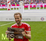 16.05.2026, Fussball Bundesliga 2025/2026, 34.Spieltag, FC Bayern München - 1.FC Köln, in der Allianz-Arena München, Nach dem Spiel die Siegerehrung für den Deutschen Meister Bayern München, Harry Kane (FC Bayern München) bekommt die Torjägerkanone vom Kicker für die meisten erzielten Tore in der Saison.