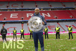 16.05.2026, Fussball Bundesliga 2025/2026, 34.Spieltag, FC Bayern München - 1.FC Köln, in der Allianz-Arena München, Nach dem Spiel die Siegerehrung für den Deutschen Meister Bayern München, Trainer Vincent Kompany (FC Bayern München) präsentiert die Schale den Fotografen. 