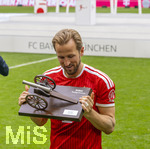 16.05.2026, Fussball Bundesliga 2025/2026, 34.Spieltag, FC Bayern München - 1.FC Köln, in der Allianz-Arena München, Nach dem Spiel die Siegerehrung für den Deutschen Meister Bayern München, Harry Kane (FC Bayern München) bekommt die Torjägerkanone vom Kicker für die meisten erzielten Tore in der Saison.