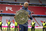 16.05.2026, Fussball Bundesliga 2025/2026, 34.Spieltag, FC Bayern München - 1.FC Köln, in der Allianz-Arena München, Nach dem Spiel die Siegerehrung für den Deutschen Meister Bayern München, Trainer Vincent Kompany (FC Bayern München) präsentiert die Schale den Fotografen. 