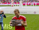 16.05.2026, Fussball Bundesliga 2025/2026, 34.Spieltag, FC Bayern München - 1.FC Köln, in der Allianz-Arena München, Nach dem Spiel die Siegerehrung für den Deutschen Meister Bayern München, Harry Kane (FC Bayern München) bekommt die Torjägerkanone vom Kicker für die meisten erzielten Tore in der Saison.