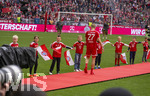 16.05.2026, Fussball Bundesliga 2025/2026, 34.Spieltag, FC Bayern München - 1.FC Köln, in der Allianz-Arena München, Nach dem Spiel die Siegerehrung für den Deutschen Meister Bayern München,  Kinder stehen Spalier für die Spieler, Konrad Laimer (FC Bayern München) 