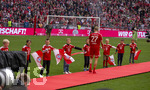 16.05.2026, Fussball Bundesliga 2025/2026, 34.Spieltag, FC Bayern München - 1.FC Köln, in der Allianz-Arena München, Nach dem Spiel die Siegerehrung für den Deutschen Meister Bayern München,  Kinder stehen Spalier für die Spieler, Konrad Laimer (FC Bayern München) 