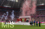 16.05.2026, Fussball Bundesliga 2025/2026, 34.Spieltag, FC Bayern München - 1.FC Köln, in der Allianz-Arena München, Nach dem Spiel die Siegerehrung für den Deutschen Meister Bayern München, Meisterehrung mit Konfetti, Leon Goretzka (FC Bayern München) reckt die Schale in den Himmel, die Mannschaft feiert dahinter jubelnd.