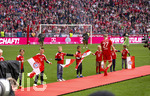 16.05.2026, Fussball Bundesliga 2025/2026, 34.Spieltag, FC Bayern München - 1.FC Köln, in der Allianz-Arena München, Nach dem Spiel die Siegerehrung für den Deutschen Meister Bayern München,  Kinder stehen Spalier für die Spieler, Konrad Laimer (FC Bayern München) 