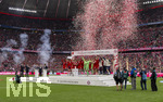 16.05.2026, Fussball Bundesliga 2025/2026, 34.Spieltag, FC Bayern München - 1.FC Köln, in der Allianz-Arena München, Nach dem Spiel die Siegerehrung für den Deutschen Meister Bayern München, Meisterehrung mit Konfetti, Leon Goretzka (FC Bayern München) reckt die Schale in den Himmel, die Mannschaft feiert dahinter jubelnd.