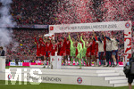 16.05.2026, Fussball Bundesliga 2025/2026, 34.Spieltag, FC Bayern München - 1.FC Köln, in der Allianz-Arena München, Nach dem Spiel die Siegerehrung für den Deutschen Meister Bayern München, Meisterehrung mit Konfetti, Leon Goretzka (FC Bayern München) reckt die Schale in den Himmel, die Mannschaft feiert dahinter jubelnd.
