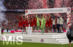 16.05.2026, Fussball Bundesliga 2025/2026, 34.Spieltag, FC Bayern München - 1.FC Köln, in der Allianz-Arena München, Nach dem Spiel die Siegerehrung für den Deutschen Meister Bayern München, Meisterehrung mit Konfetti, Leon Goretzka (FC Bayern München) reckt die Schale in den Himmel, die Mannschaft feiert dahinter jubelnd.