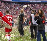 16.05.2026, Fussball Bundesliga 2025/2026, 34.Spieltag, FC Bayern München - 1.FC Köln, in der Allianz-Arena München, Nach dem Spiel die Siegerehrung für den Deutschen Meister Bayern München, Bierduschen, Trainer Vincent Kompany (FC Bayern München) wird mit Bier überschüttet