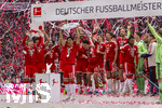 16.05.2026, Fussball Bundesliga 2025/2026, 34.Spieltag, FC Bayern München - 1.FC Köln, in der Allianz-Arena München, Nach dem Spiel die Siegerehrung für den Deutschen Meister Bayern München, Meisterehrung mit Konfetti, Hiroki Ito (FC Bayern München) reckt die Schale in den Himmel, die Mannschaft feiert dahinter jubelnd. 