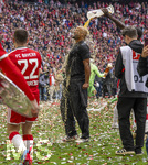 16.05.2026, Fussball Bundesliga 2025/2026, 34.Spieltag, FC Bayern München - 1.FC Köln, in der Allianz-Arena München, Nach dem Spiel die Siegerehrung für den Deutschen Meister Bayern München, Bierduschen, Trainer Vincent Kompany (FC Bayern München) wird mit Bier überschüttet