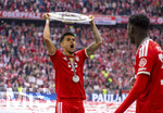 16.05.2026, Fussball Bundesliga 2025/2026, 34.Spieltag, FC Bayern München - 1.FC Köln, in der Allianz-Arena München, Nach dem Spiel die Siegerehrung für den Deutschen Meister Bayern München, Luis Diaz (FC Bayern München) jubelnd mit der Meisterschale.