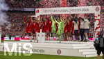 16.05.2026, Fussball Bundesliga 2025/2026, 34.Spieltag, FC Bayern München - 1.FC Köln, in der Allianz-Arena München, Nach dem Spiel die Siegerehrung für den Deutschen Meister Bayern München, Meisterehrung mit Konfetti, Leon Goretzka (FC Bayern München) reckt die Schale in den Himmel, die Mannschaft feiert dahinter jubelnd. 