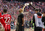 16.05.2026, Fussball Bundesliga 2025/2026, 34.Spieltag, FC Bayern München - 1.FC Köln, in der Allianz-Arena München, Nach dem Spiel die Siegerehrung für den Deutschen Meister Bayern München, Bierduschen, Trainer Vincent Kompany (FC Bayern München) wird mit Bier überschüttet