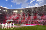 16.05.2026, Fussball Bundesliga 2025/2026, 34.Spieltag, FC Bayern München - 1.FC Köln, in der Allianz-Arena München, Nach dem Spiel die Siegerehrung für den Deutschen Meister Bayern München, Meisterehrung mit Konfetti, die Mannschaft feiert jubelnd.