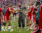 16.05.2026, Fussball Bundesliga 2025/2026, 34.Spieltag, FC Bayern München - 1.FC Köln, in der Allianz-Arena München, Nach dem Spiel die Siegerehrung für den Deutschen Meister Bayern München, Bierduschen, li: Josip Stanisic (Bayern München) duscht Harry Kane (FC Bayern München) 