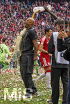 16.05.2026, Fussball Bundesliga 2025/2026, 34.Spieltag, FC Bayern München - 1.FC Köln, in der Allianz-Arena München, Nach dem Spiel die Siegerehrung für den Deutschen Meister Bayern München, Bierduschen, Trainer Vincent Kompany (FC Bayern München) wird mit Bier überschüttet