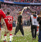 16.05.2026, Fussball Bundesliga 2025/2026, 34.Spieltag, FC Bayern München - 1.FC Köln, in der Allianz-Arena München, Nach dem Spiel die Siegerehrung für den Deutschen Meister Bayern München, Bierduschen, Trainer Vincent Kompany (FC Bayern München) wird mit Bier überschüttet