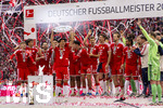 16.05.2026, Fussball Bundesliga 2025/2026, 34.Spieltag, FC Bayern München - 1.FC Köln, in der Allianz-Arena München, Nach dem Spiel die Siegerehrung für den Deutschen Meister Bayern München, Meisterehrung mit Konfetti, Hiroki Ito (FC Bayern München) reckt die Schale in den Himmel, die Mannschaft feiert dahinter jubelnd. 
