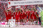 16.05.2026, Fussball Bundesliga 2025/2026, 34.Spieltag, FC Bayern München - 1.FC Köln, in der Allianz-Arena München, Nach dem Spiel die Siegerehrung für den Deutschen Meister Bayern München, Meisterehrung mit Konfetti, Hiroki Ito (FC Bayern München) reckt die Schale in den Himmel, die Mannschaft feiert dahinter jubelnd. 