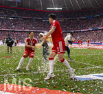 16.05.2026, Fussball Bundesliga 2025/2026, 34.Spieltag, FC Bayern München - 1.FC Köln, in der Allianz-Arena München, Nach dem Spiel die Siegerehrung für den Deutschen Meister Bayern München, Bierduschen, Hiroki Ito (re, FC Bayern München) und Min-jae Kim (Bayern München, Minjae Kim) beschütten sich gegenseitig.