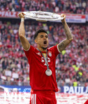 16.05.2026, Fussball Bundesliga 2025/2026, 34.Spieltag, FC Bayern München - 1.FC Köln, in der Allianz-Arena München, Nach dem Spiel die Siegerehrung für den Deutschen Meister Bayern München, Luis Diaz (FC Bayern München) jubelnd mit der Meisterschale.