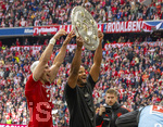 16.05.2026, Fussball Bundesliga 2025/2026, 34.Spieltag, FC Bayern München - 1.FC Köln, in der Allianz-Arena München, Nach dem Spiel die Siegerehrung für den Deutschen Meister Bayern München, Leon Goretzka (FC Bayern München) und Trainer Vincent Kompany (FC Bayern München) präsentieren den Fans die Schale, 