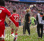 16.05.2026, Fussball Bundesliga 2025/2026, 34.Spieltag, FC Bayern München - 1.FC Köln, in der Allianz-Arena München, Nach dem Spiel die Siegerehrung für den Deutschen Meister Bayern München, Bierduschen, Trainer Vincent Kompany (FC Bayern München) wird mit Bier überschüttet