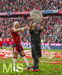16.05.2026, Fussball Bundesliga 2025/2026, 34.Spieltag, FC Bayern München - 1.FC Köln, in der Allianz-Arena München, Nach dem Spiel die Siegerehrung für den Deutschen Meister Bayern München, Leon Goretzka (FC Bayern München) und Trainer Vincent Kompany (FC Bayern München) präsentieren den Fans die Schale, 
