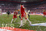 16.05.2026, Fussball Bundesliga 2025/2026, 34.Spieltag, FC Bayern München - 1.FC Köln, in der Allianz-Arena München, Nach dem Spiel die Siegerehrung für den Deutschen Meister Bayern München, Bierduschen, Hiroki Ito (re, FC Bayern München) und Min-jae Kim (Bayern München, Minjae Kim) beschütten sich gegenseitig.