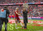 16.05.2026, Fussball Bundesliga 2025/2026, 34.Spieltag, FC Bayern München - 1.FC Köln, in der Allianz-Arena München, Nach dem Spiel die Siegerehrung für den Deutschen Meister Bayern München, Leon Goretzka (FC Bayern München) und Trainer Vincent Kompany (FC Bayern München) präsentieren den Fans die Schale, 