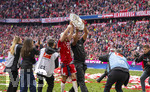 16.05.2026, Fussball Bundesliga 2025/2026, 34.Spieltag, FC Bayern München - 1.FC Köln, in der Allianz-Arena München, Nach dem Spiel die Siegerehrung für den Deutschen Meister Bayern München, Leon Goretzka (FC Bayern München) und Trainer Vincent Kompany (FC Bayern München) präsentieren den Fans die Schale, Fotografen beobachten die Szenerie.