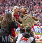 16.05.2026, Fussball Bundesliga 2025/2026, 34.Spieltag, FC Bayern München - 1.FC Köln, in der Allianz-Arena München, Nach dem Spiel die Siegerehrung für den Deutschen Meister Bayern München, Leon Goretzka (FC Bayern München) und Trainer Vincent Kompany (FC Bayern München) präsentieren den Fans die Schale, Fotografen beobachten die Szenerie.