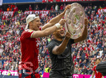 16.05.2026, Fussball Bundesliga 2025/2026, 34.Spieltag, FC Bayern München - 1.FC Köln, in der Allianz-Arena München, Nach dem Spiel die Siegerehrung für den Deutschen Meister Bayern München, Leon Goretzka (FC Bayern München) und Trainer Vincent Kompany (FC Bayern München) präsentieren den Fans die Schale, 