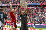 16.05.2026, Fussball Bundesliga 2025/2026, 34.Spieltag, FC Bayern München - 1.FC Köln, in der Allianz-Arena München, Nach dem Spiel die Siegerehrung für den Deutschen Meister Bayern München, Leon Goretzka (FC Bayern München) und Trainer Vincent Kompany (FC Bayern München) präsentieren den Fans die Schale, 