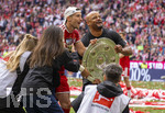 16.05.2026, Fussball Bundesliga 2025/2026, 34.Spieltag, FC Bayern München - 1.FC Köln, in der Allianz-Arena München, Nach dem Spiel die Siegerehrung für den Deutschen Meister Bayern München, Leon Goretzka (FC Bayern München) und Trainer Vincent Kompany (FC Bayern München) präsentieren den Fans die Schale, Fotografen beobachten die Szenerie.