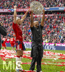 16.05.2026, Fussball Bundesliga 2025/2026, 34.Spieltag, FC Bayern München - 1.FC Köln, in der Allianz-Arena München, Nach dem Spiel die Siegerehrung für den Deutschen Meister Bayern München, Leon Goretzka (FC Bayern München) und Trainer Vincent Kompany (FC Bayern München) präsentieren den Fans die Schale, 