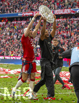 16.05.2026, Fussball Bundesliga 2025/2026, 34.Spieltag, FC Bayern München - 1.FC Köln, in der Allianz-Arena München, Nach dem Spiel die Siegerehrung für den Deutschen Meister Bayern München, Leon Goretzka (FC Bayern München) und Trainer Vincent Kompany (FC Bayern München) präsentieren den Fans die Schale, 