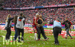 16.05.2026, Fussball Bundesliga 2025/2026, 34.Spieltag, FC Bayern München - 1.FC Köln, in der Allianz-Arena München, Nach dem Spiel die Siegerehrung für den Deutschen Meister Bayern München, Leon Goretzka (FC Bayern München) und Trainer Vincent Kompany (FC Bayern München) präsentieren den Fans die Schale, Fotografen beobachten die Szenerie.