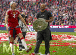 16.05.2026, Fussball Bundesliga 2025/2026, 34.Spieltag, FC Bayern München - 1.FC Köln, in der Allianz-Arena München, Nach dem Spiel die Siegerehrung für den Deutschen Meister Bayern München, Leon Goretzka (FC Bayern München) und Trainer Vincent Kompany (FC Bayern München) präsentieren den Fans die Schale, 