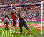 16.05.2026, Fussball Bundesliga 2025/2026, 34.Spieltag, FC Bayern München - 1.FC Köln, in der Allianz-Arena München, Nach dem Spiel die Siegerehrung für den Deutschen Meister Bayern München, Leon Goretzka (FC Bayern München) und Trainer Vincent Kompany (FC Bayern München) präsentieren den Fans die Schale, 