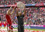 16.05.2026, Fussball Bundesliga 2025/2026, 34.Spieltag, FC Bayern München - 1.FC Köln, in der Allianz-Arena München, Nach dem Spiel die Siegerehrung für den Deutschen Meister Bayern München, Leon Goretzka (FC Bayern München) und Trainer Vincent Kompany (FC Bayern München) präsentieren den Fans die Schale,  