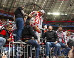 16.05.2026, Fussball Bundesliga 2025/2026, 34.Spieltag, FC Bayern München - 1.FC Köln, in der Allianz-Arena München, Nach dem Spiel die Siegerehrung für den Deutschen Meister Bayern München, Leon Goretzka (FC Bayern München) klettert zu den Ultras auf den Zaun der Südkurve die ihn frenetisch feiern.