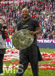 16.05.2026, Fussball Bundesliga 2025/2026, 34.Spieltag, FC Bayern München - 1.FC Köln, in der Allianz-Arena München, Nach dem Spiel die Siegerehrung für den Deutschen Meister Bayern München, Trainer Vincent Kompany (FC Bayern München) präsentiert den Fans die Schale, 