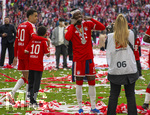 16.05.2026, Fussball Bundesliga 2025/2026, 34.Spieltag, FC Bayern München - 1.FC Köln, in der Allianz-Arena München, Nach dem Spiel die Siegerehrung für den Deutschen Meister Bayern München, v.li: Jamal Musiala (Bayern München), Alphonso Davies (FC Bayern München) mit Skibrille, der seine geschmückten Zähne präsentiert.