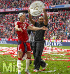 16.05.2026, Fussball Bundesliga 2025/2026, 34.Spieltag, FC Bayern München - 1.FC Köln, in der Allianz-Arena München, Nach dem Spiel die Siegerehrung für den Deutschen Meister Bayern München, Leon Goretzka (FC Bayern München) und Trainer Vincent Kompany (FC Bayern München) präsentieren den Fans die Schale,  